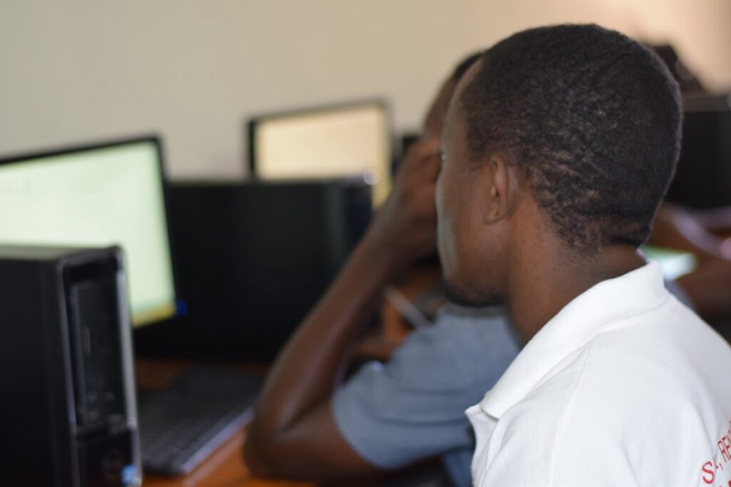 « École en Ligne en Haïti : Une Solution Nécessaire Face à la Crise, Mais Est-ce Suffisant ? »