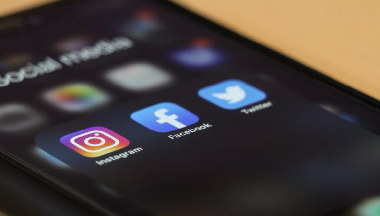 Régulation des Réseaux Sociaux et Protection de la Vie Privée : Vers une Nouvelle Ère de Responsabilité Numérique