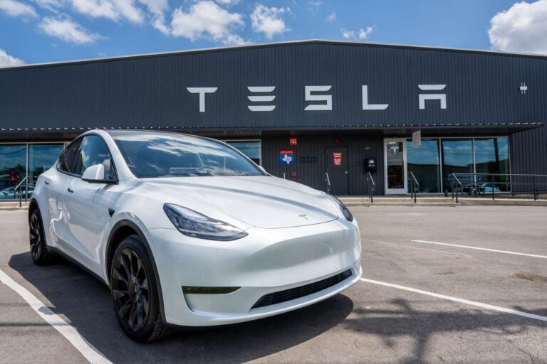Tesla face à un rappel massif : plus de 239 000 véhicules concernés par une défaillance informatique