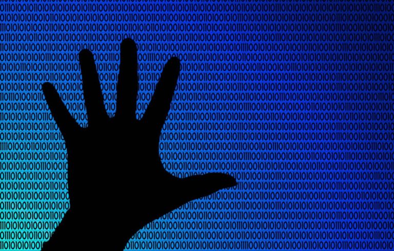 Ton téléphone peut te détruire : le chantage numérique s’installe en Haïti