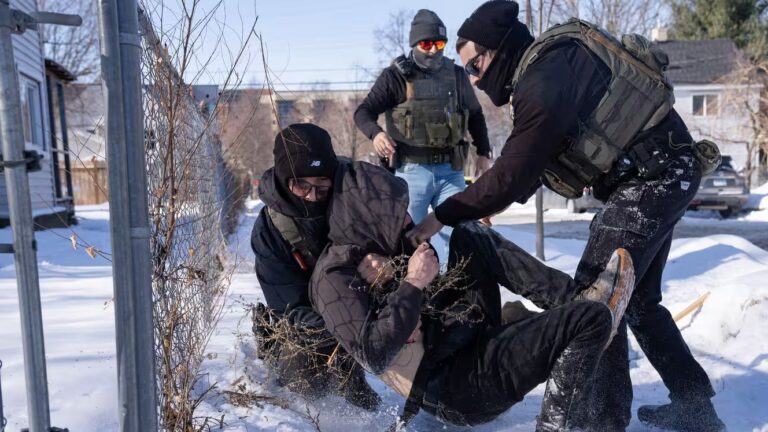 ICE utilise l’intelligence artificielle, la reconnaissance faciale et la géolocalisation pour identifier les individus à travers les États-Unis